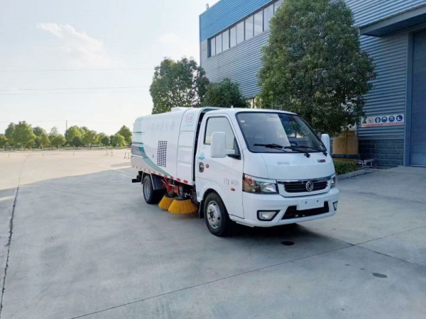東風(fēng)途逸純電動(dòng)掃路車(chē)3方