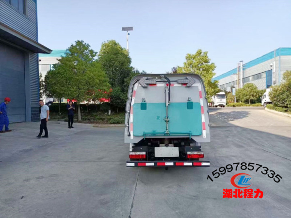 東風(fēng)途逸純電動(dòng)掃路車(chē)3方