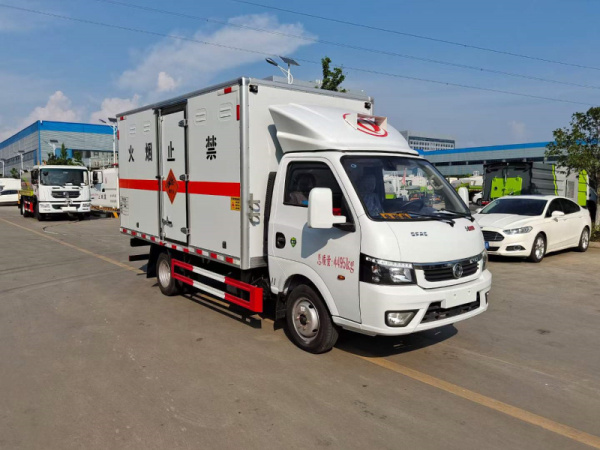 東風(fēng)途逸爆破器材運(yùn)輸車(chē)