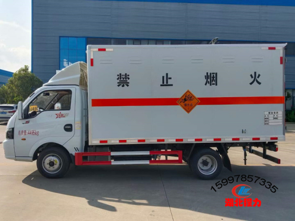 東風(fēng)途逸爆破器材運(yùn)輸車(chē)